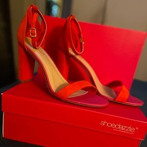 Color blocking heeled sandal!